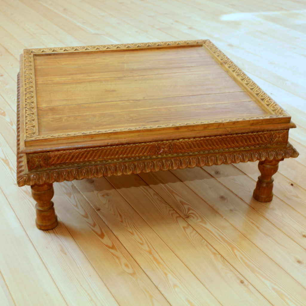 Низкий стол из тика с резьбой и стеклом, 83×83 см