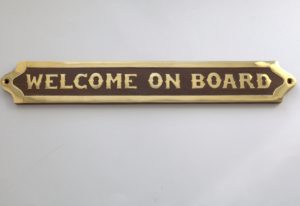 Табличка «WELCOME ON BOARD» – добро пожаловать на борт, латунь и красное дерево, 34 × 5 см – фото 2